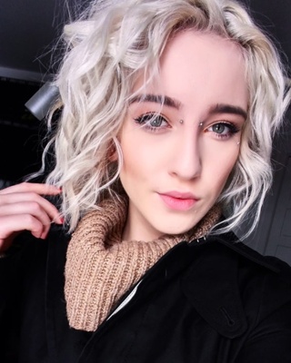  Piercing bridge sur femme blonde 