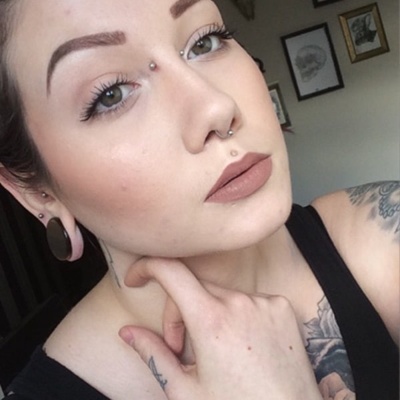 Piercing bridge, plug et septum sur femme tatouée 