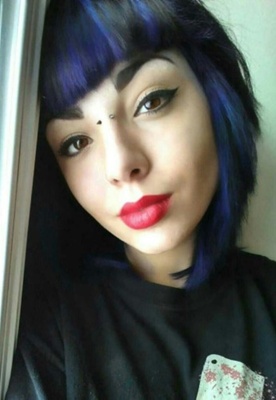  Piercing bridge sur femme avec des cheveux bruns et bleus 