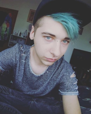  Piercing bridge, snake bites et septum sur un homme avec une casquette 