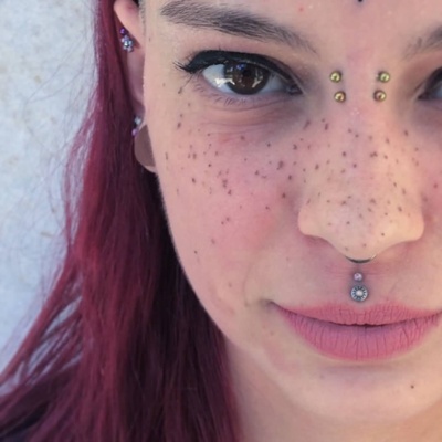  Double piercing bridge en gros plan 