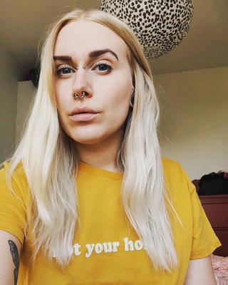  Piercing bridge et septum sur femme blonde aux longs cheveux 