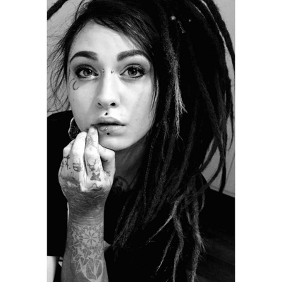  Piercing bridge , médusa et labret sur femmes avec des rastas 