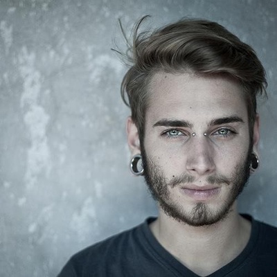  Piercing bridge sur homme avec des tunnels aux deux oreilles 