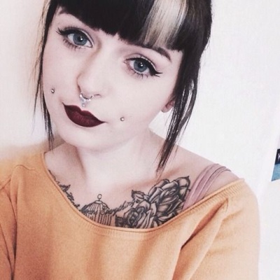  Piercing cheek, joue, fossette avec un piercing septum