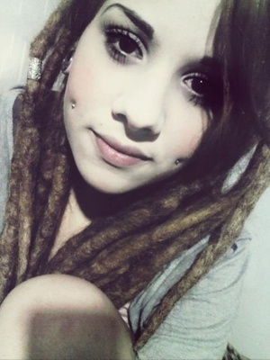  > Piercing cheek, joue, fossette sur femme avec des rastas 