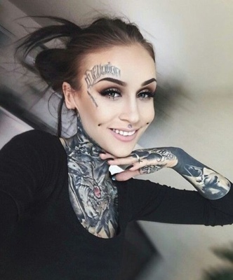  Piercing cheek, joue, fossette sur femme avec de multiples tatouages 