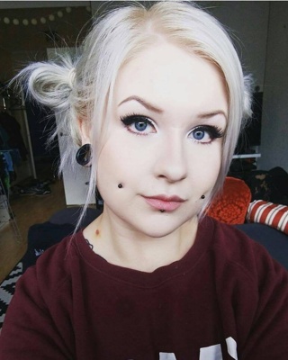  Piercing cheek, joue, fossette noirs, tunnel au lobe et labret 