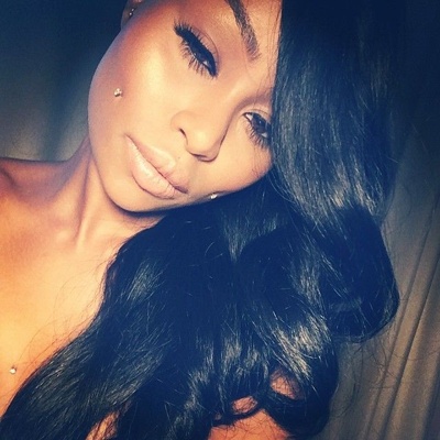  Piercing cheek, joue, fossette sur femme avec de magnifiques cheveux noirs