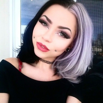  Piercing cheek, joue, fossette sur femme avec des cheveux noirs et lilas 