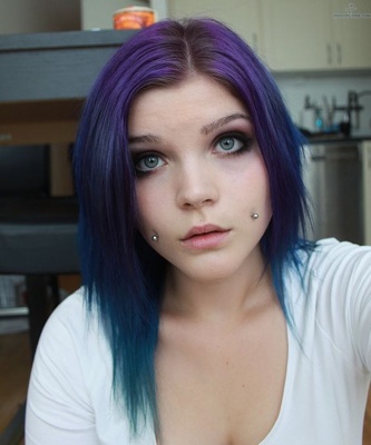  Piercing cheek, joue, fossette sur femmes aux cheveux lilas et bleus 