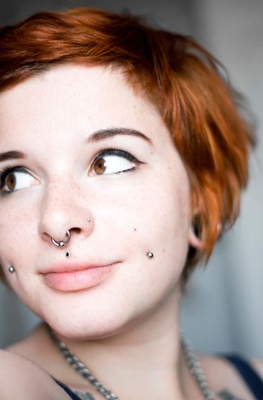  Piercing cheek, joue, fossette avec un piercing au septum 
