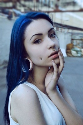  Piercing cheek, joue, fossette sur femme avec un énorme tunnel au lobe 