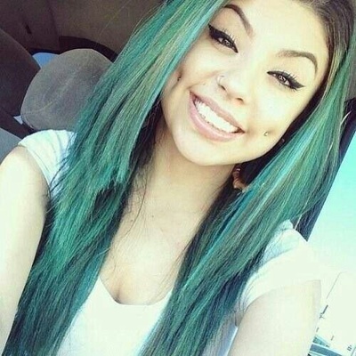  Piercing cheek, joue, fossette sur femme avec de longs cheveux verts 