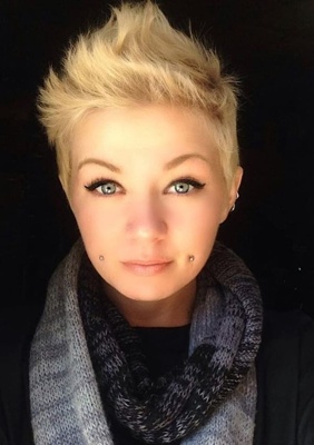  Piercing cheek, joue, fossette sur femme aux cheveux courts et blonds 