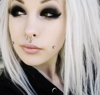  Piercing cheek, joue, fossette avec fer à cheval au septum 