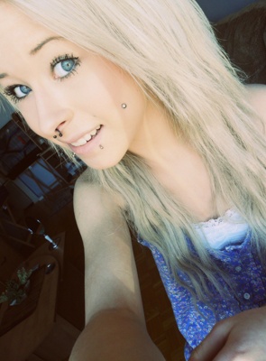  Piercing cheek, joue, fossette avec circulaire noir au septum 