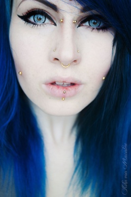  Piercing cheek, joue, fossette avec piercing bridge sur femme aux cheveux bleus 