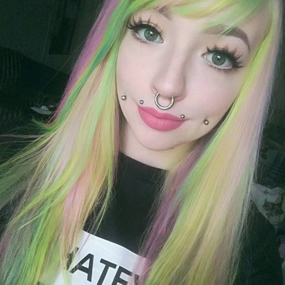  Piercing cheek, joue, fossette sur femme aux cheveux multicolores 