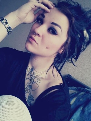  Piercing cheek, joue, fossette et tatouage au dessus de la poitrine 