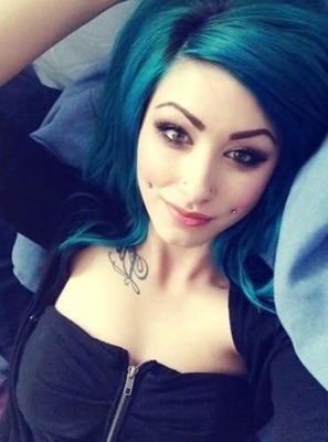  Piercing cheek, joue, fossette sur femme aux cheveux bleus 
