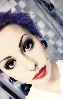  Piercing cheek, joue, fossette avec un piercing septum gris 