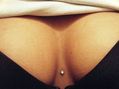  Piercing cleavage / sternum simple avec un strass transparent 