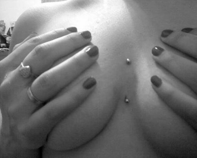  Piercing cleavage / sternum avec deux boules en acier 
