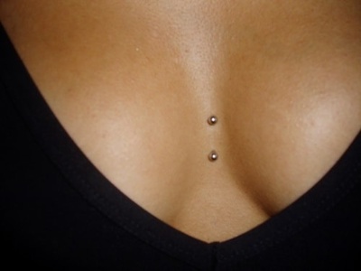  Piercing cleavage / sternum deux boules sur le milieu de la poitrine 