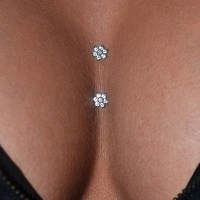  Piercing cleavage / sternum avec deux embouts fleurs avec des strass transparents 