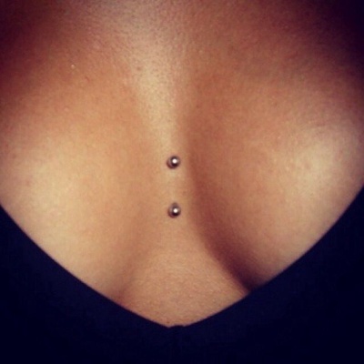  Piercing cleavage / sternum deux boules en gros plan 