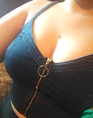 Piercing cleavage / sternum sur simple, vue de loin 
