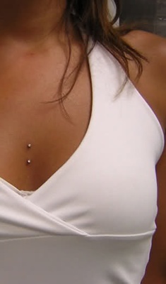  Piercing cleavage / sternum avec un beau haut blanc 