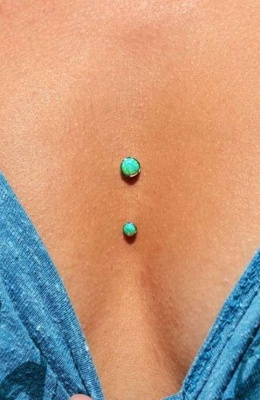  Piercing cleavage / sternum avec deux embouts opalite turquoise 