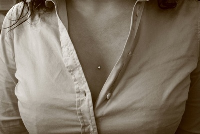  Piercing cleavage / sternum avec une chemise