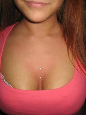  Piercing cleavage / sternum sur femme au tee-shirt rose 