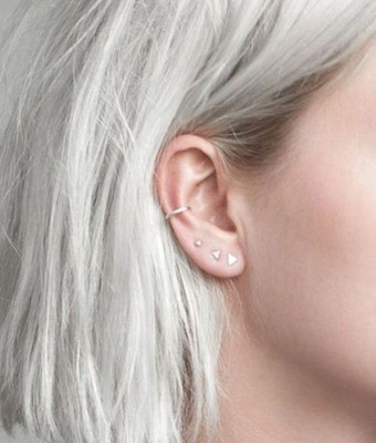  Piercing conch / conque avec un anneau et des piercings triangulaires au lobe de l’oreille 