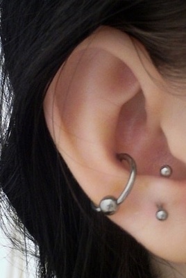  Piercing conch / conque avec une anneau de type BCR gris