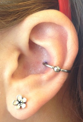  Piercing conch / conque avec un anneau et une boucle d’oreille en forme de fleur 