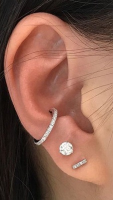  Piercing conch / conque avec un anneau orné de strass transparents et deux boucles d’oreilles 