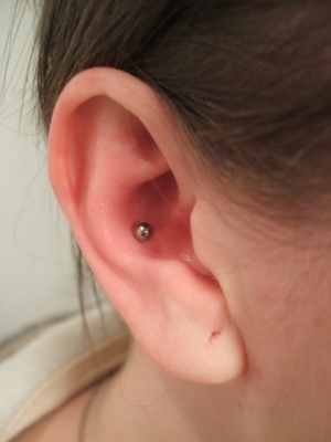  Piercing conch / conque simple avec une bille en acier grise 