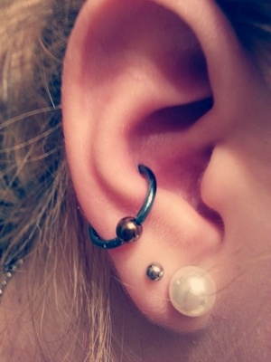  Piercing conch / conque un anneau bleu orné d’une bille rainbow 