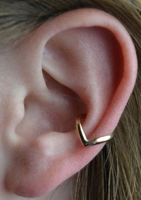  Piercing conch / conque avec un anneau pointu en or 