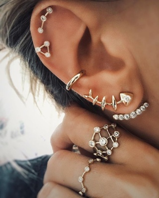  Piercing conch / conque avec un anneau, deux hélix et de belles boucles d’oreilles 