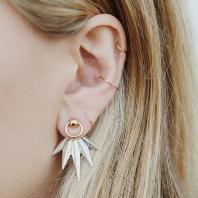  Piercing conch / conque avec un anneau jaune, un piercing hélix et piercings du lobe 