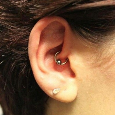  Piercing daith avec un anneau boule hématite 