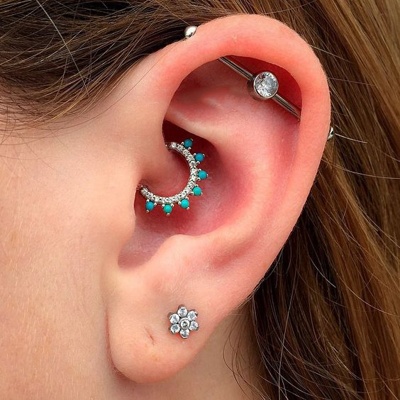  Piercing daith avec un bel anneau aux gems turquoises et un piercing industriel 
