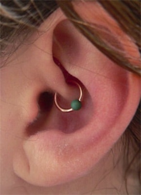  Piercing daith avec un anneau gold-ip orné d’une perle verte 