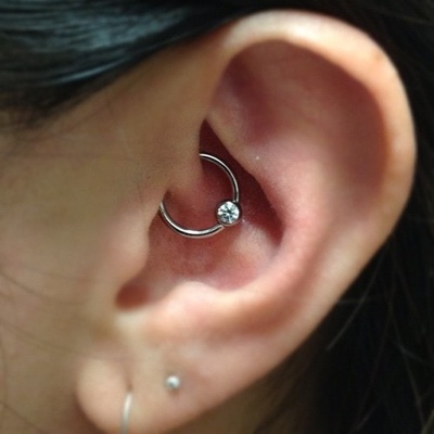  Piercing daith avec un anneau orné d’un cristal transparent 