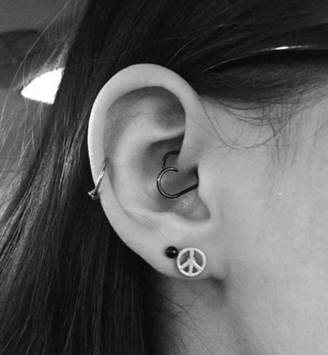  Piercing daith anneau noir en forme de cœur et un hélix 